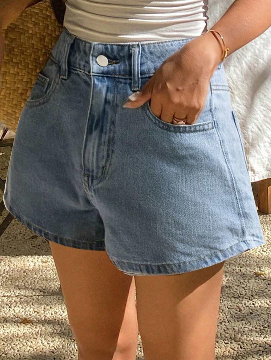 niebieskie spodenki jeans