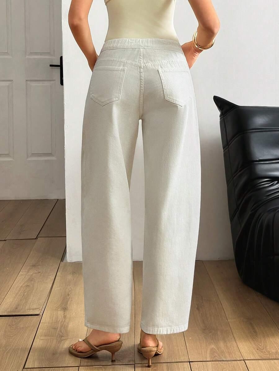 białe luźne spodnie jeans
