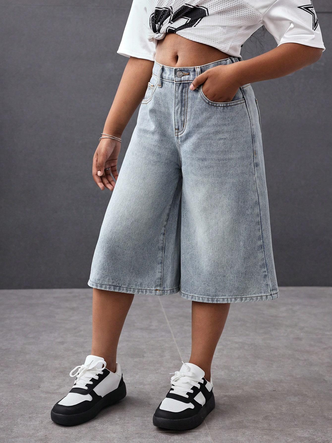 niebieskie spodenki jeans