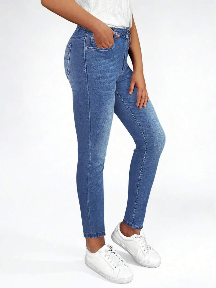 niebieskie spodnie jeans