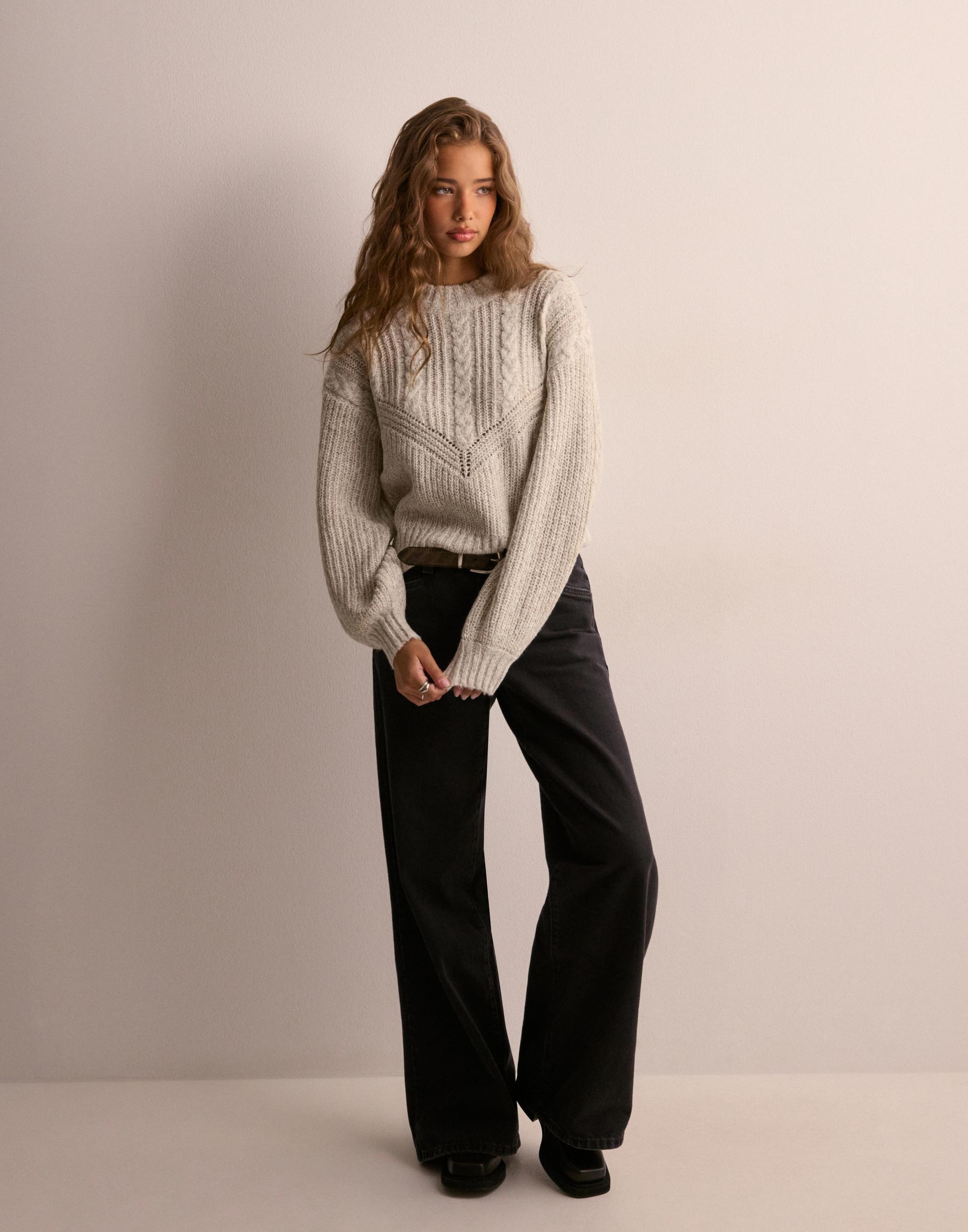 beżowy sweter stójka