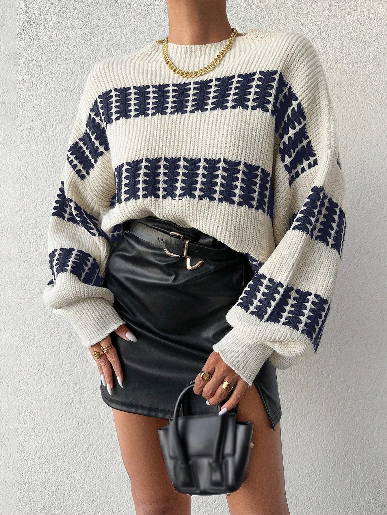 sweter oversize stójka wzór kontrast