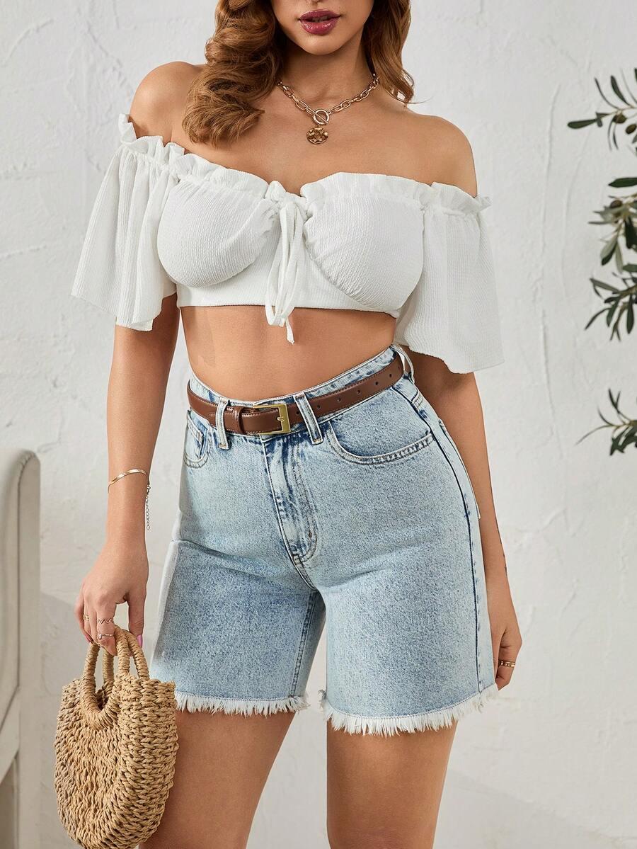 niebieskie krótkie spodenki jeans
