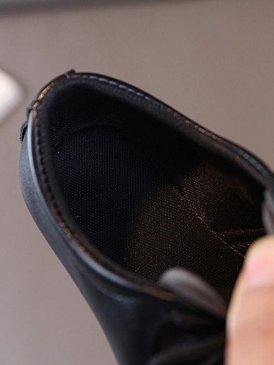 czarne sznurowane buty