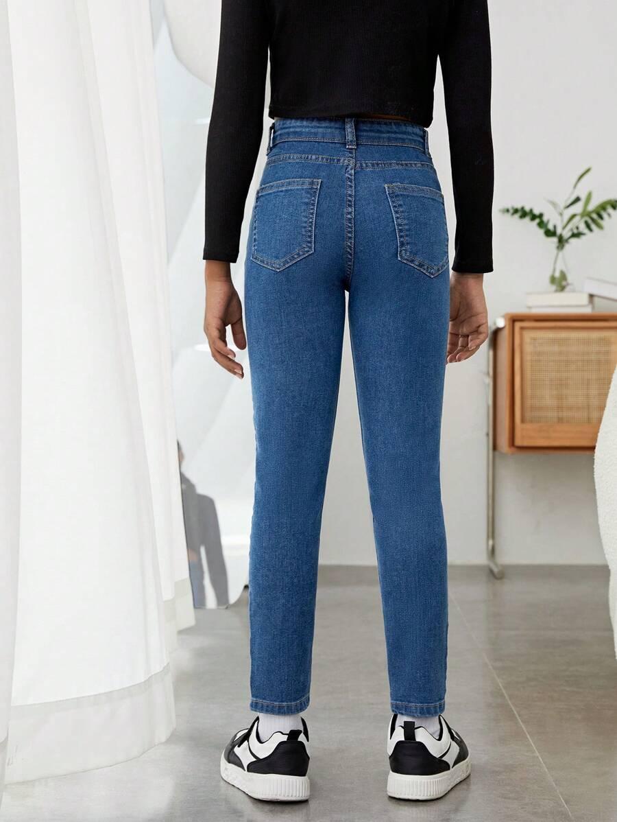 niebieskie spodnie jeans 