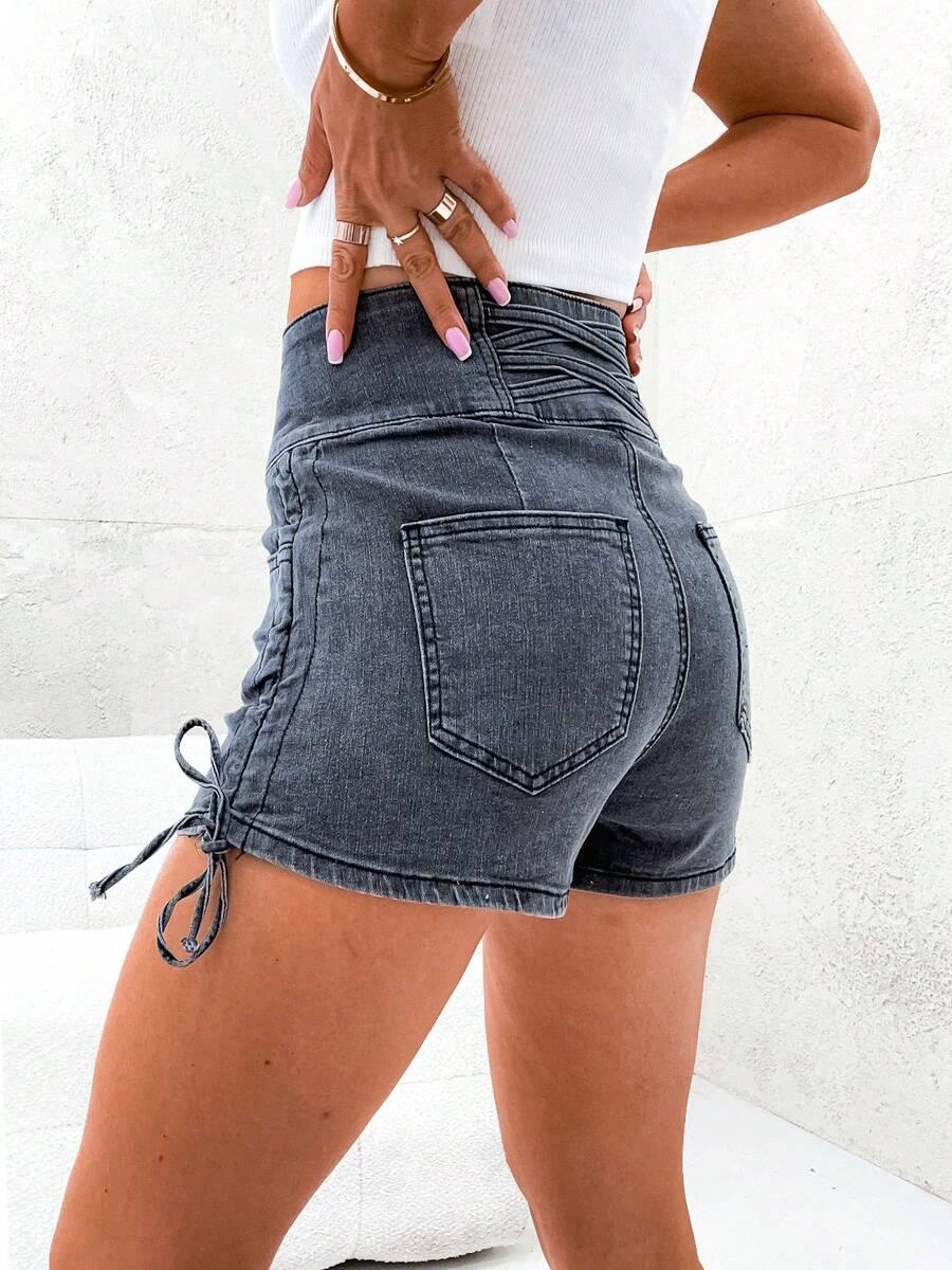 szare spodenki jeans