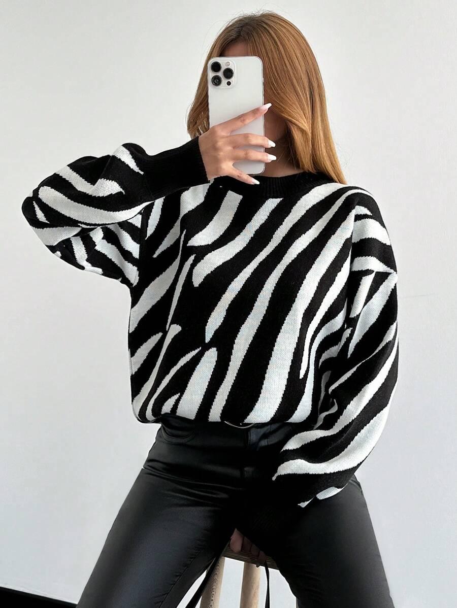 LUŹNY SWETER WZÓR