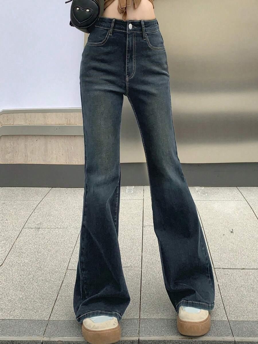 niebieskie spodnie jeans