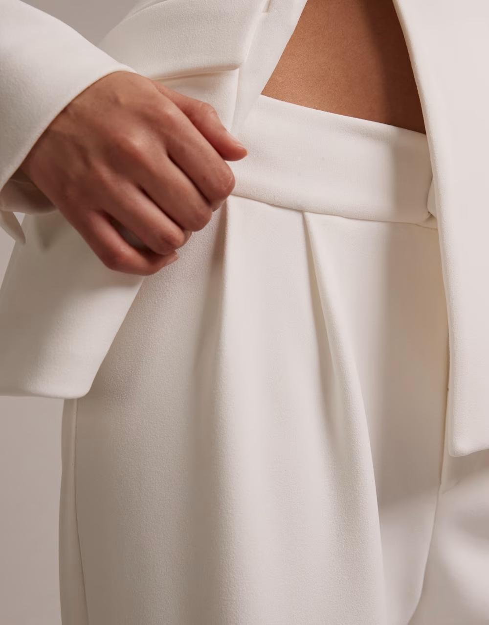 białe proste eleganckie spodnie