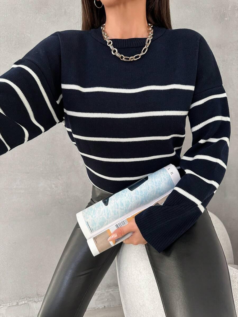 GRANATOWY SWETER PASKI