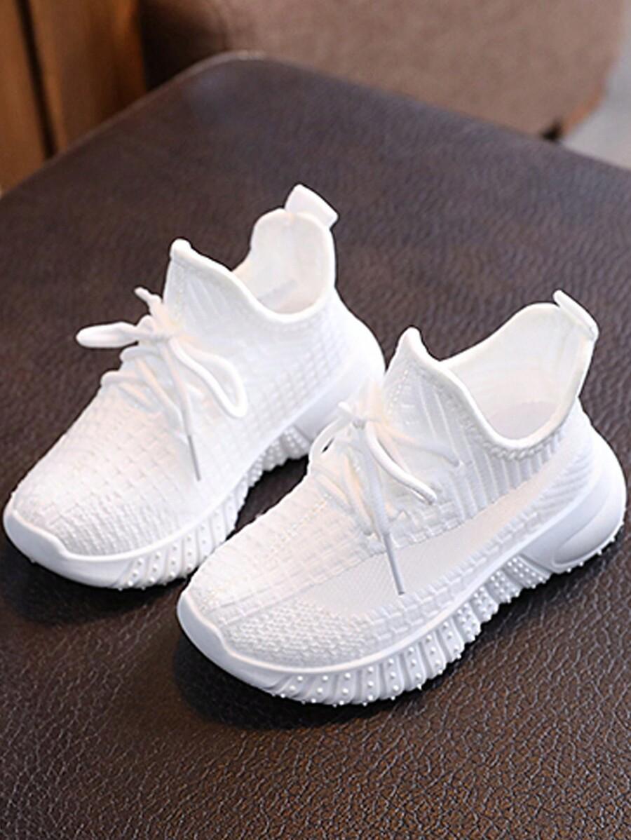 białe sportowe buty