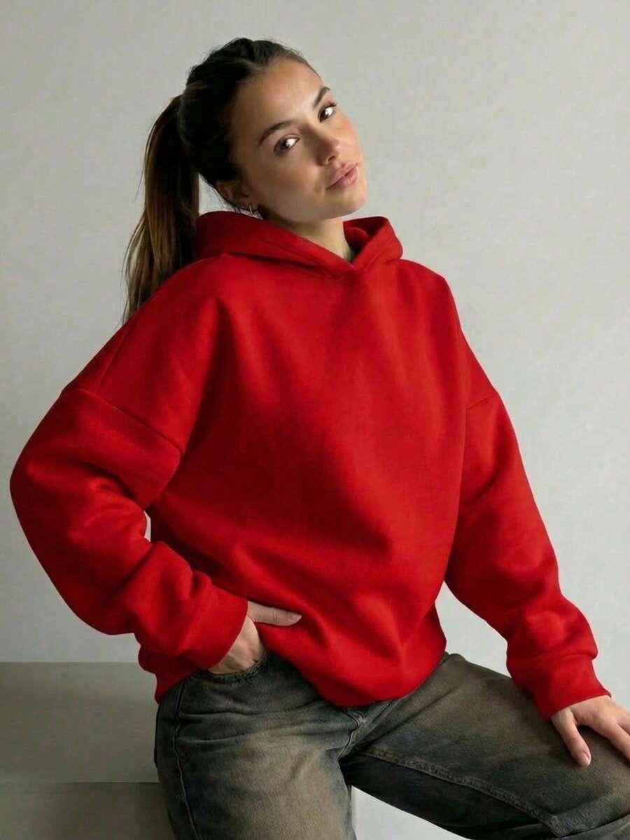 czerwona bluza z kapturem 