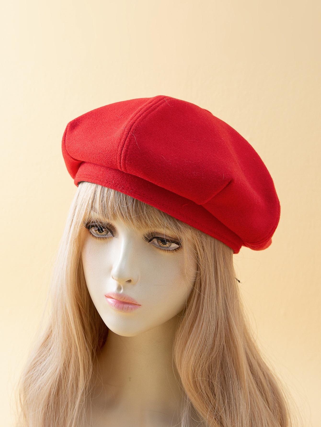 czerwony beret na głowę