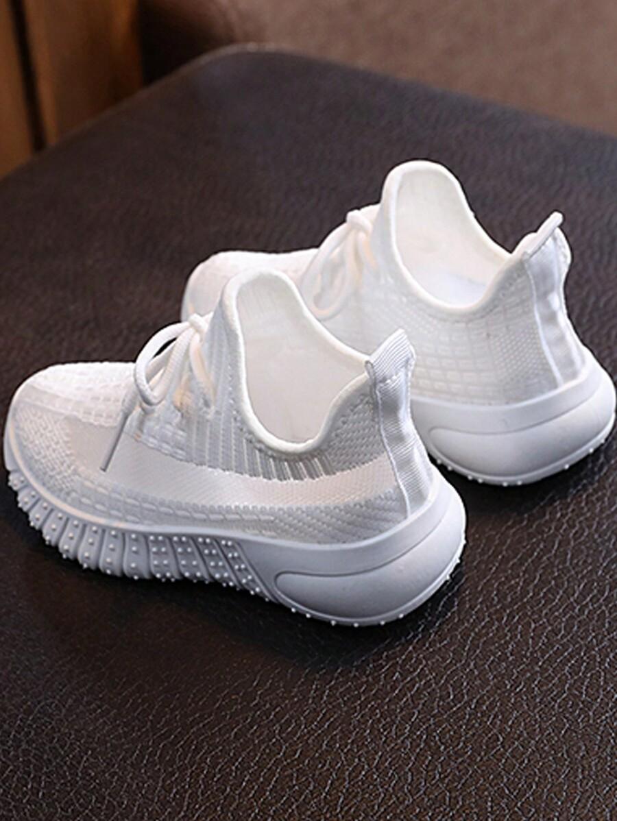białe sportowe buty