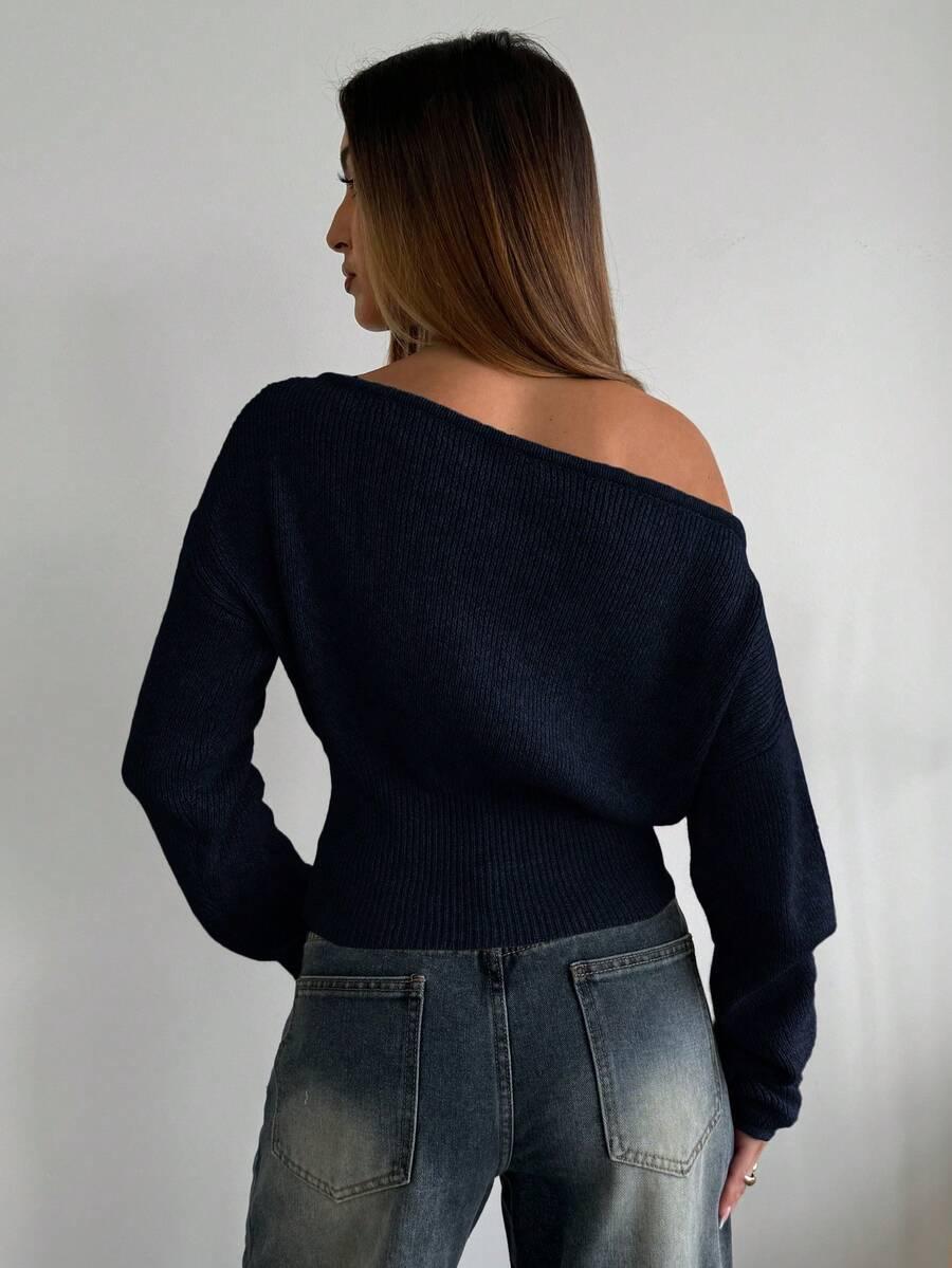 granatowy sweter asymetryczny dekolt 