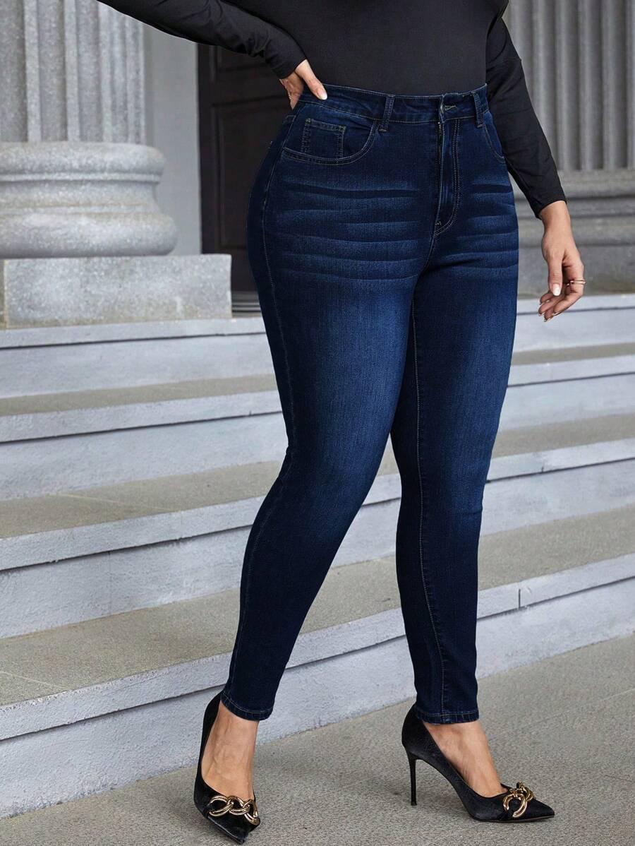 niebieskie spodnie jeans