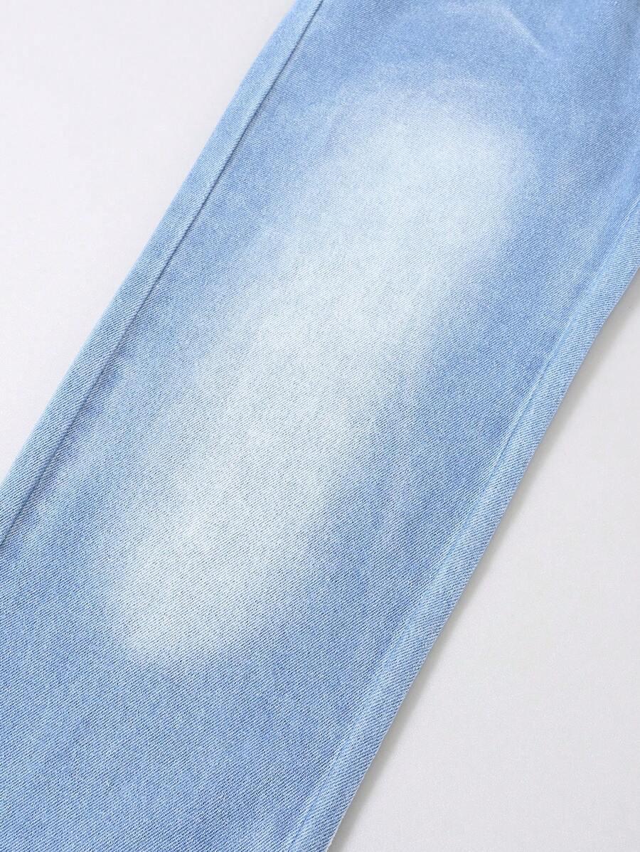 niebieskie spodnie jeans