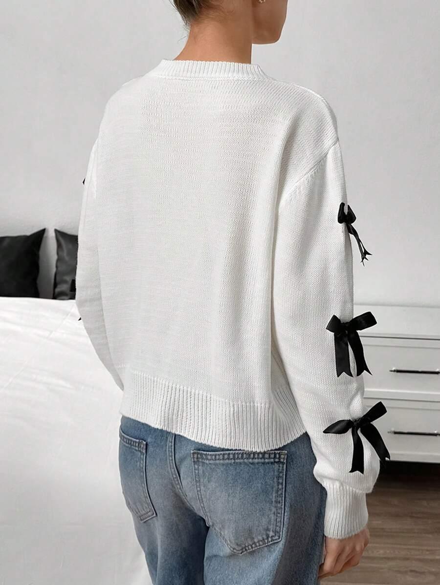 SWETER Z KOKARDKAMI