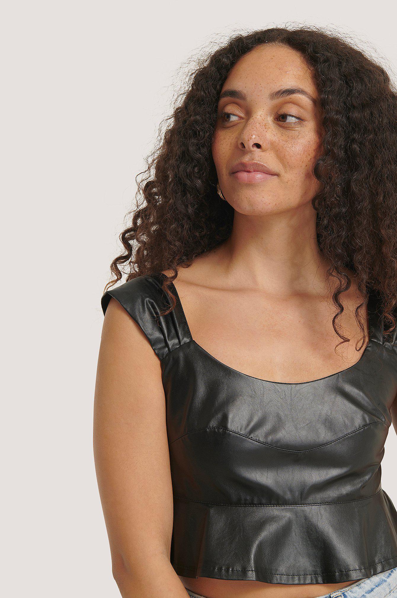 czarny crop top imitacja skóry