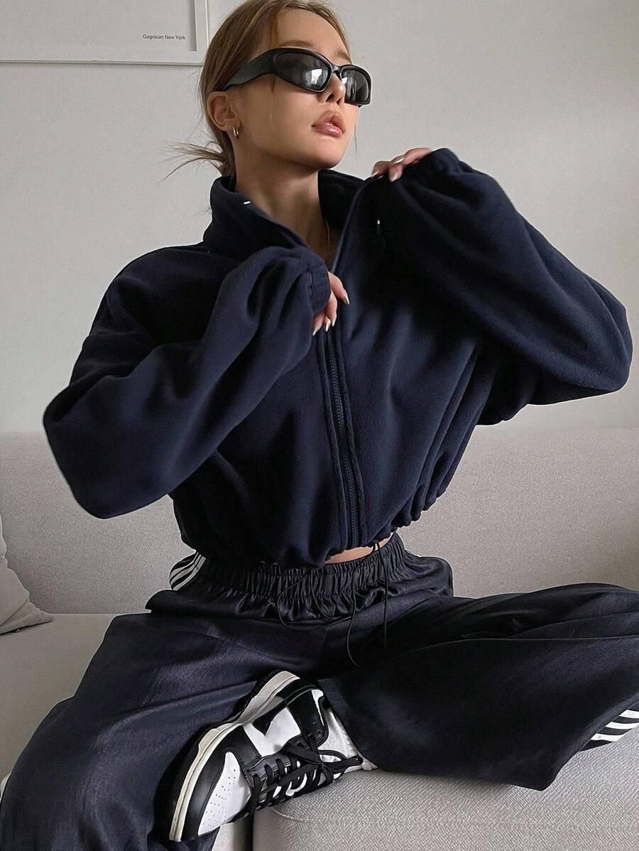 granatowa bluza zamek