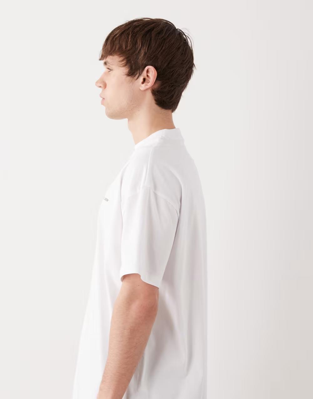 biały t-shirt logo