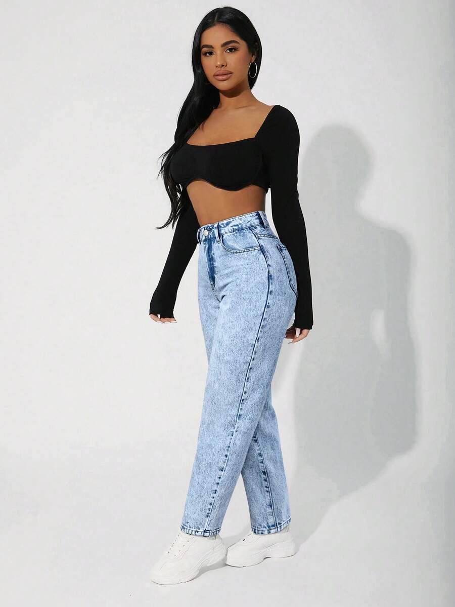 niebieskie spodnie jeans