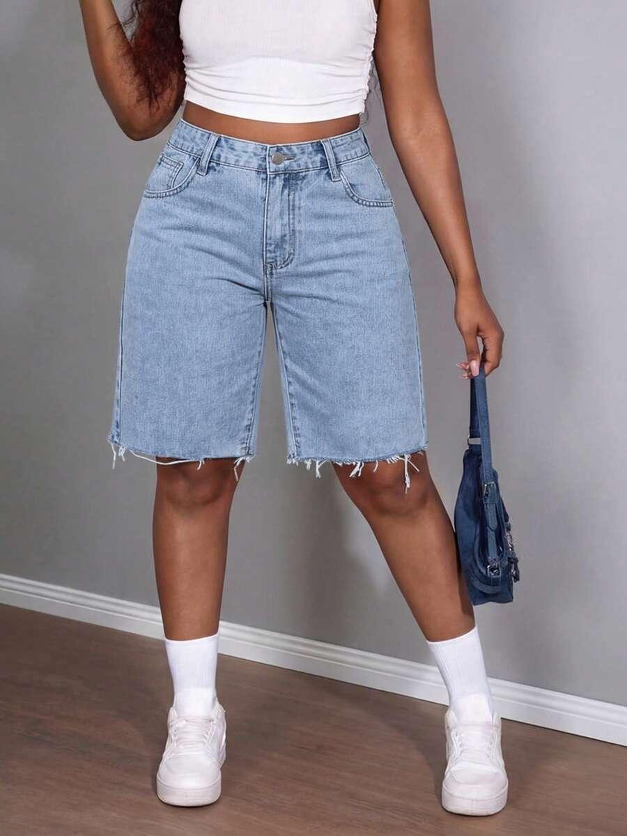 niebieskie krótkie spodenki jeans
