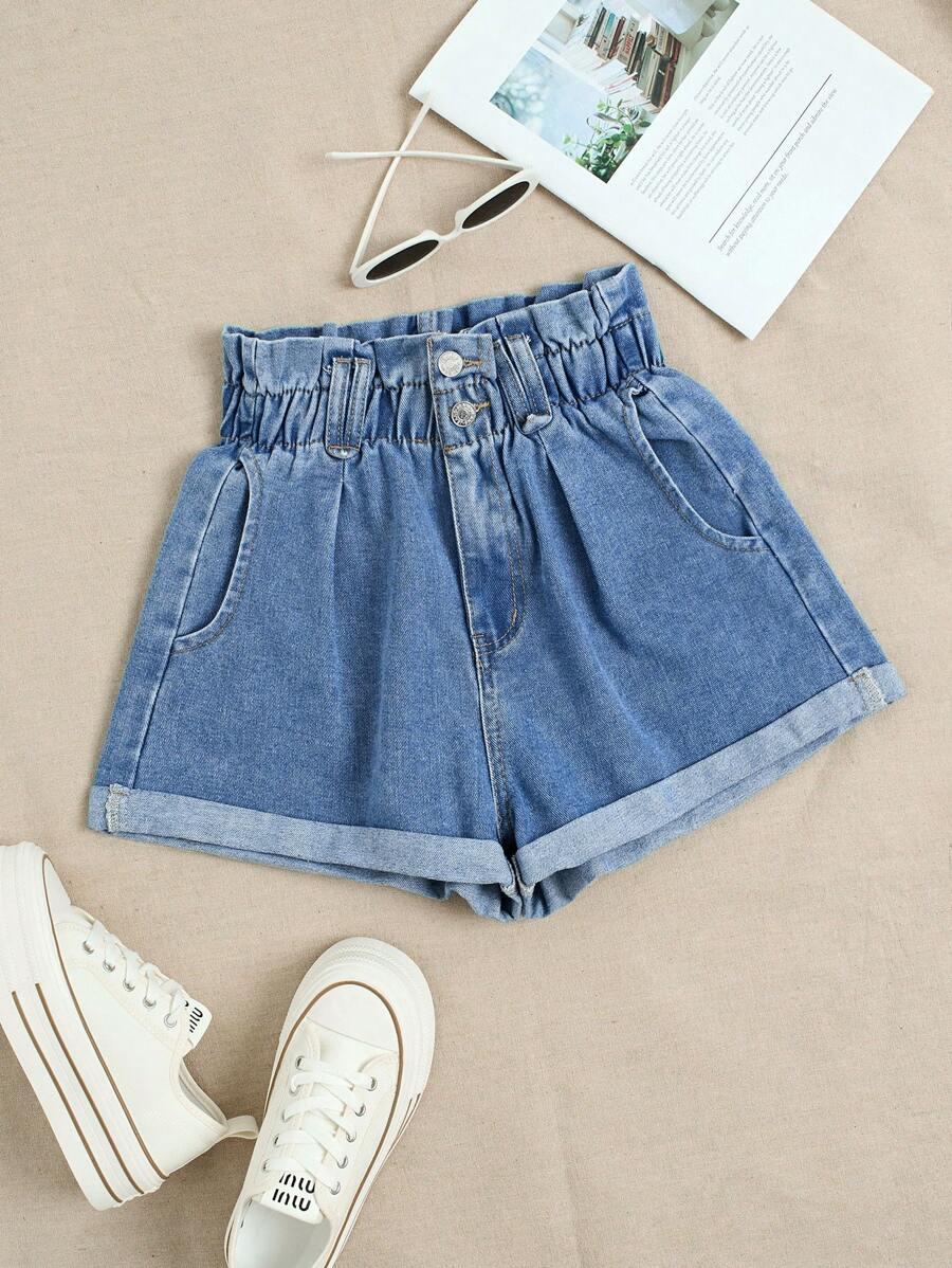 niebieskie spodenki jeans