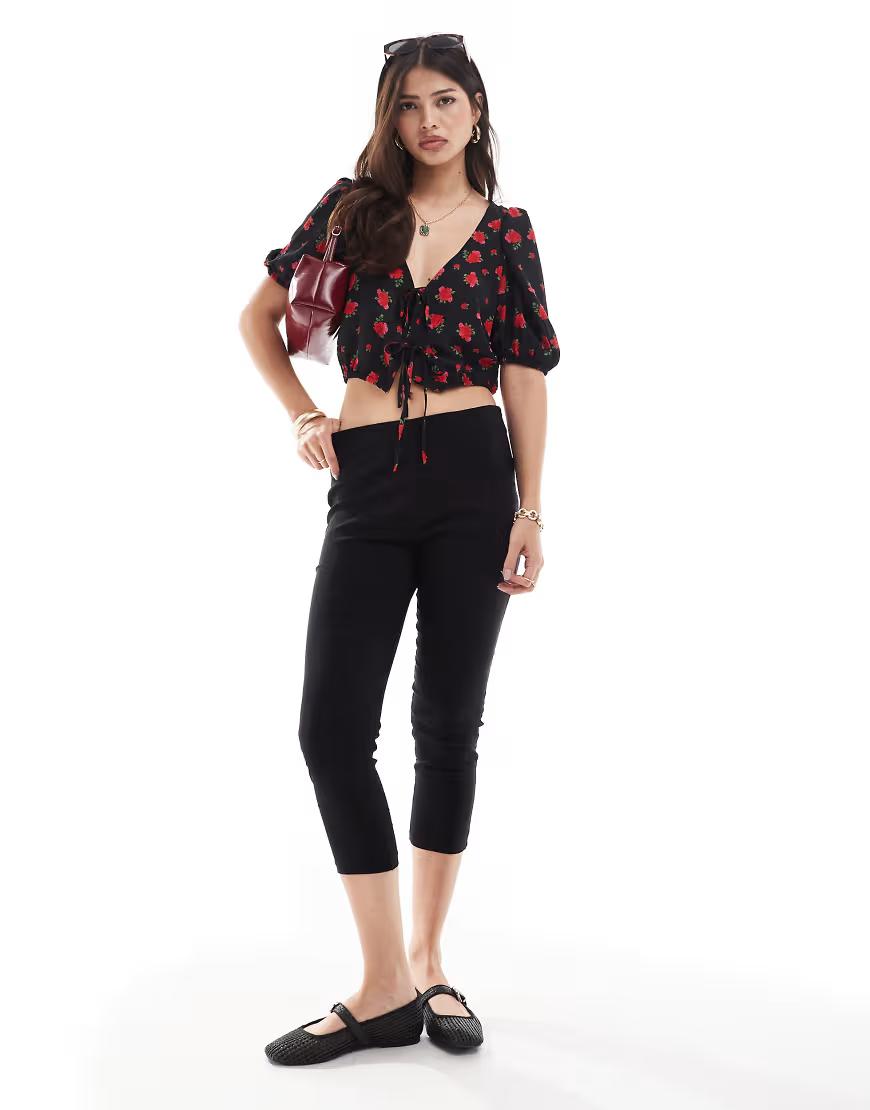 czarny top w kwiaty