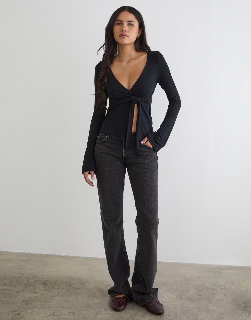 czarny top z długim rękawem v-neck