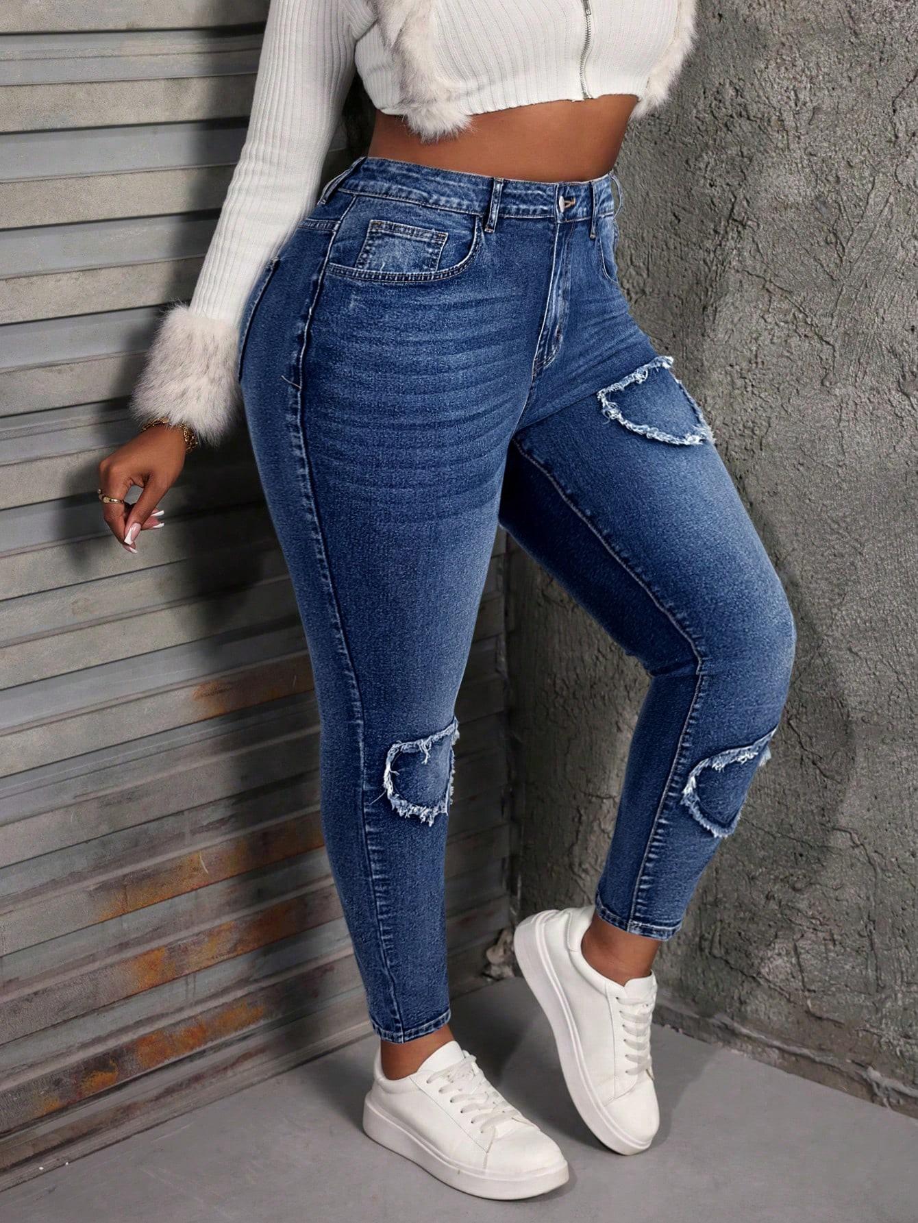 niebieskie spodnie jeans