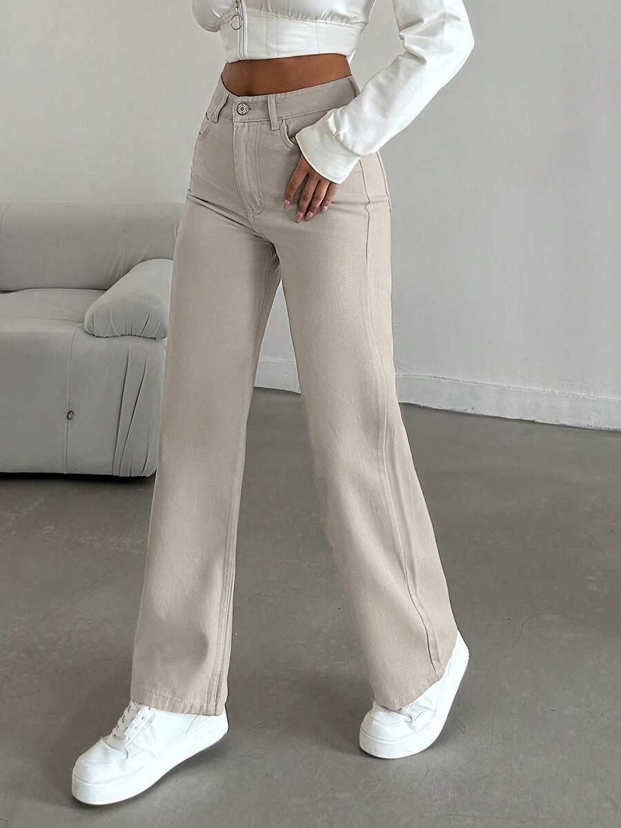 beżowe spodnie jeans