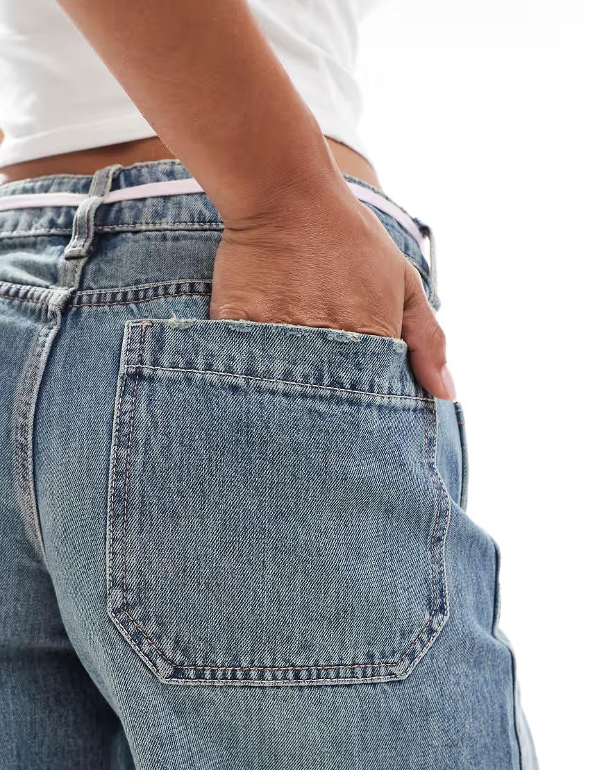 niebieskie spodenki jeans