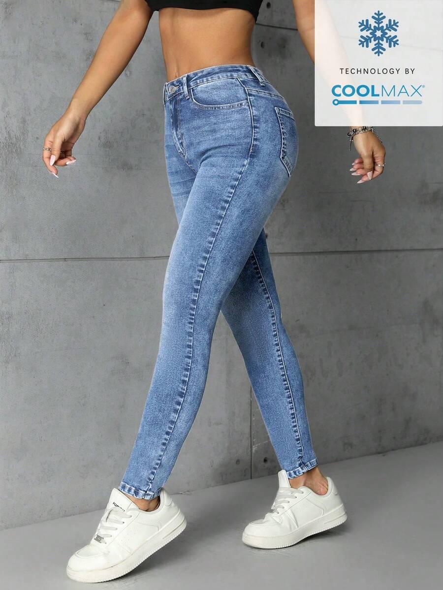niebieskie spodnie jeans