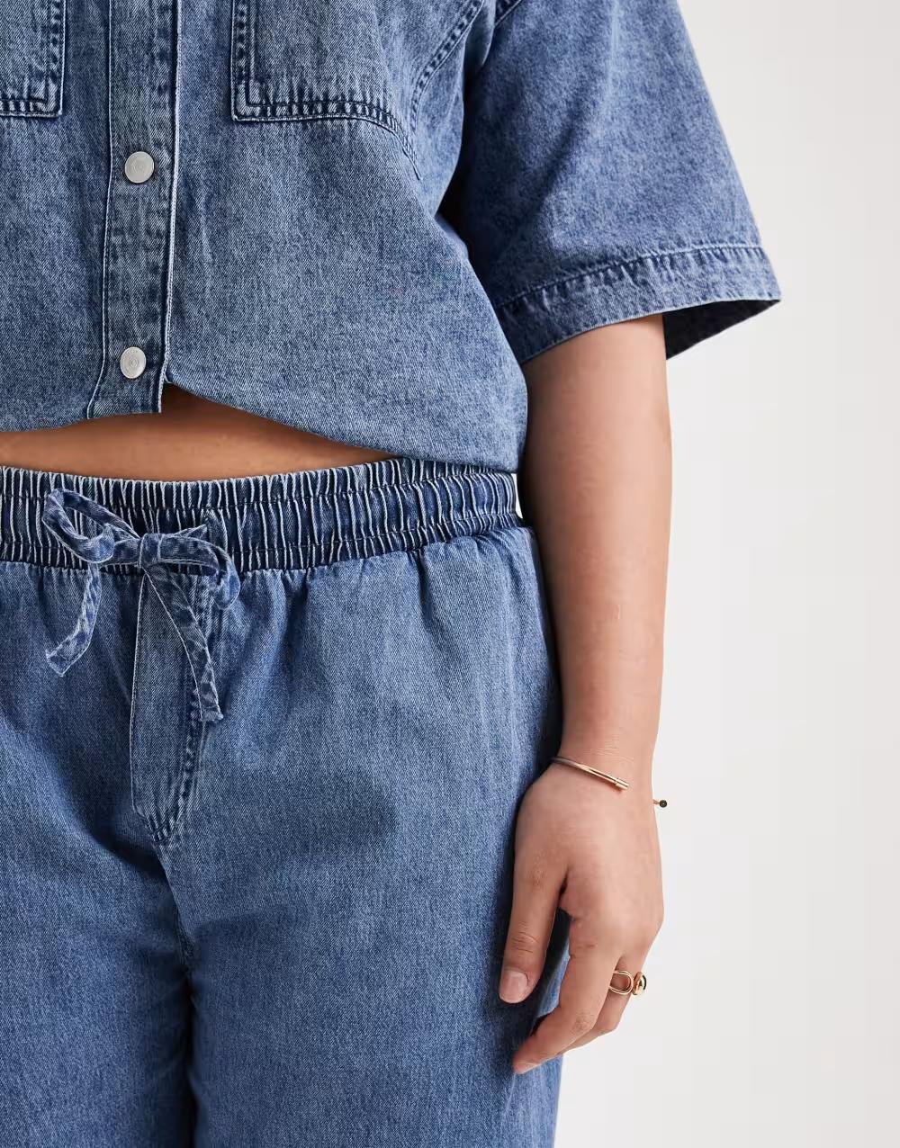 niebieskie spodnie jeans wiązanie