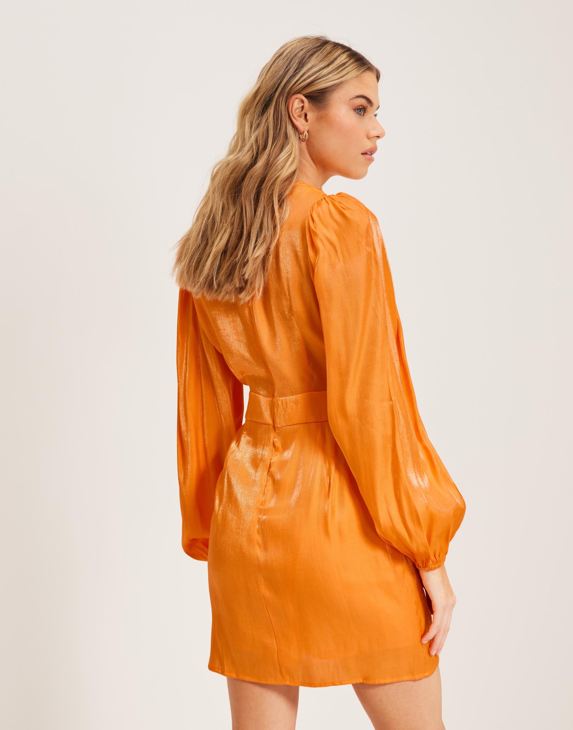 pomarańczowa mini sukienka szerokie rękawy połysk