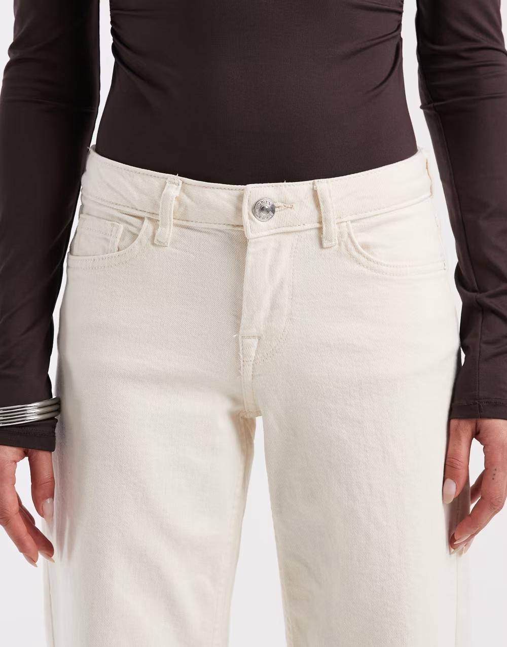 kremowe spodnie jeans kieszenie