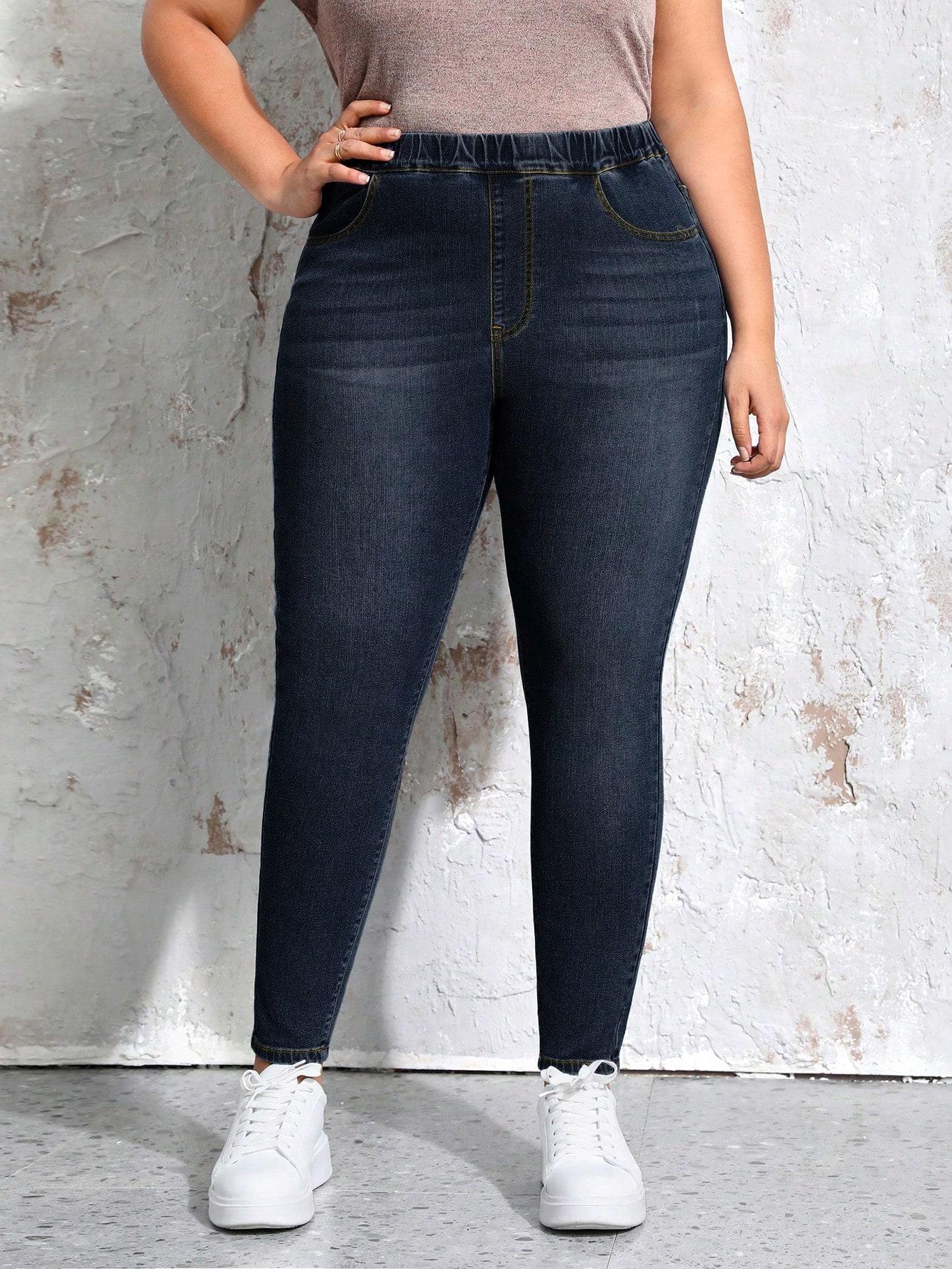 granatowe spodnie jeans
