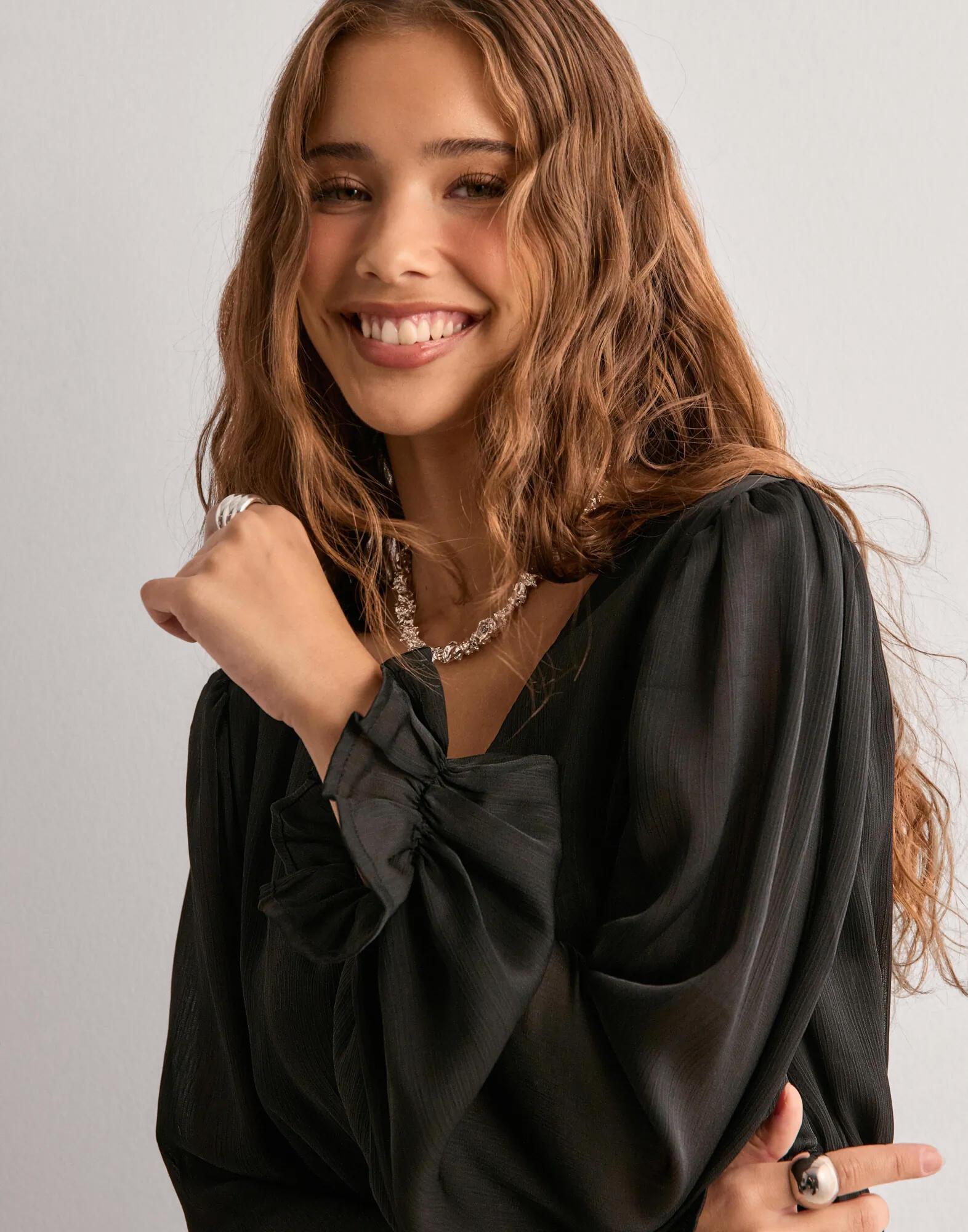 czarna sukienka falbany v neck
