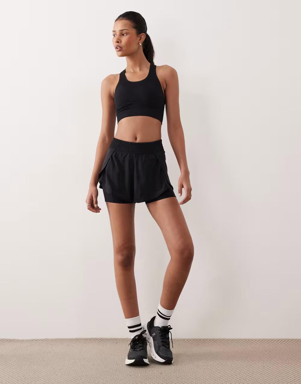 czarny sportowy top