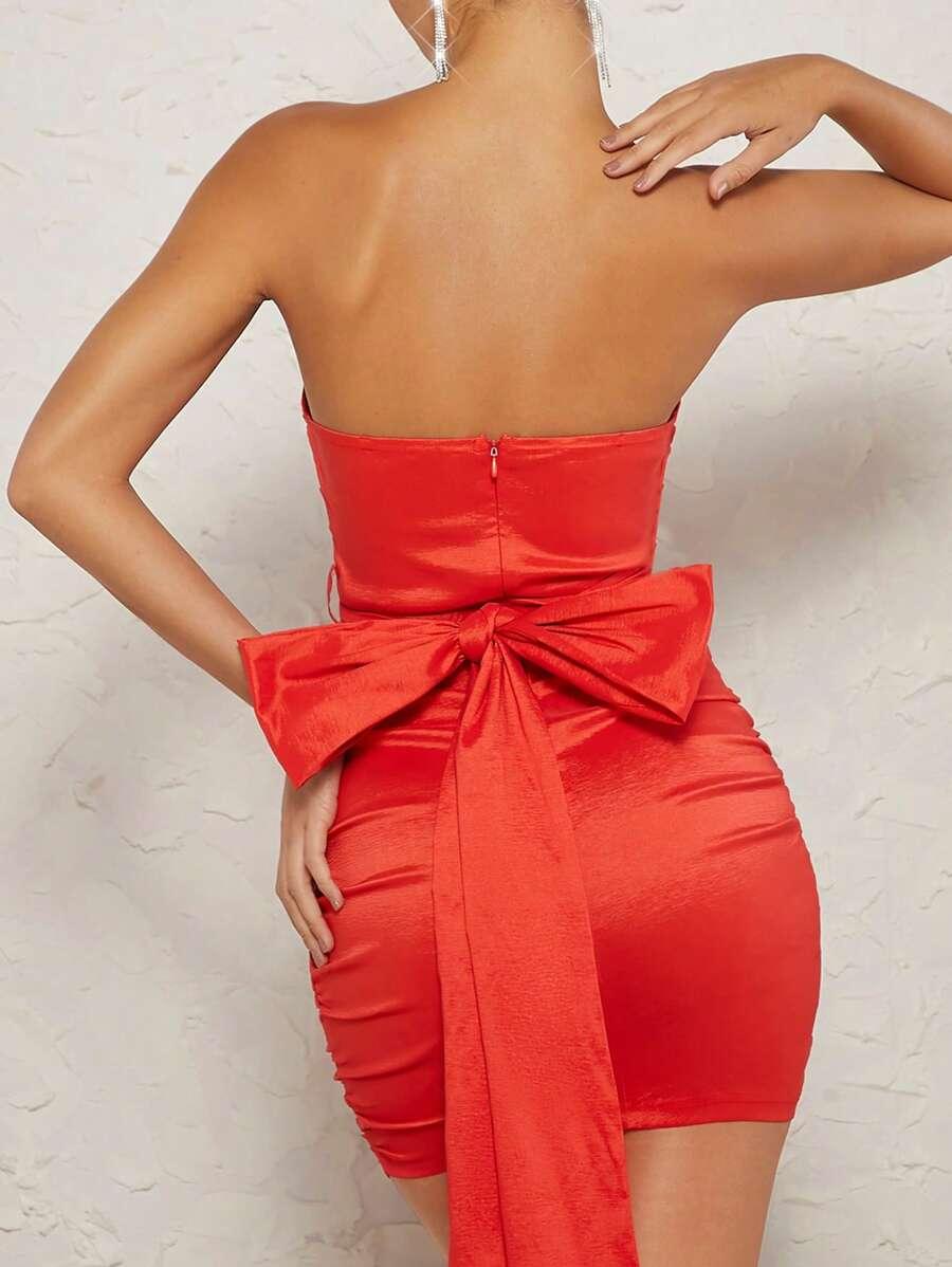  ELEGANCKA DOPASOWANA SUKIENKA MINI Z MARSZCZENIAMI I KOKARDĄ 