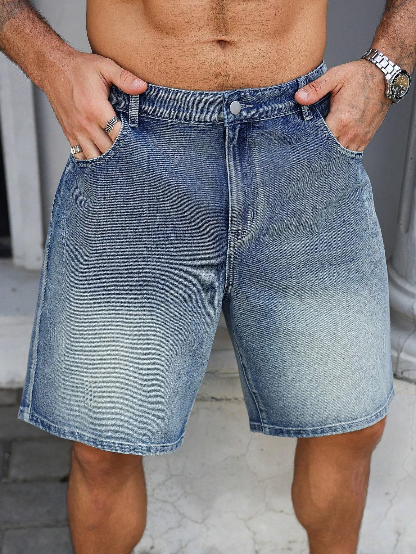 niebieskie spodenki jeans