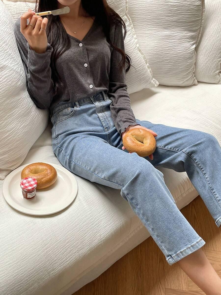 niebiskie spodnie jeans