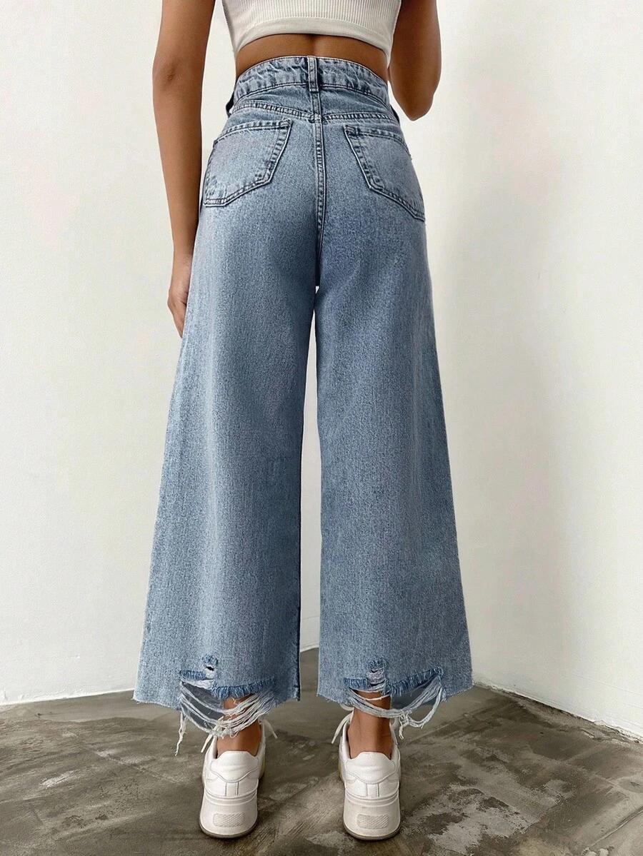 niebieskie spodnie jeans