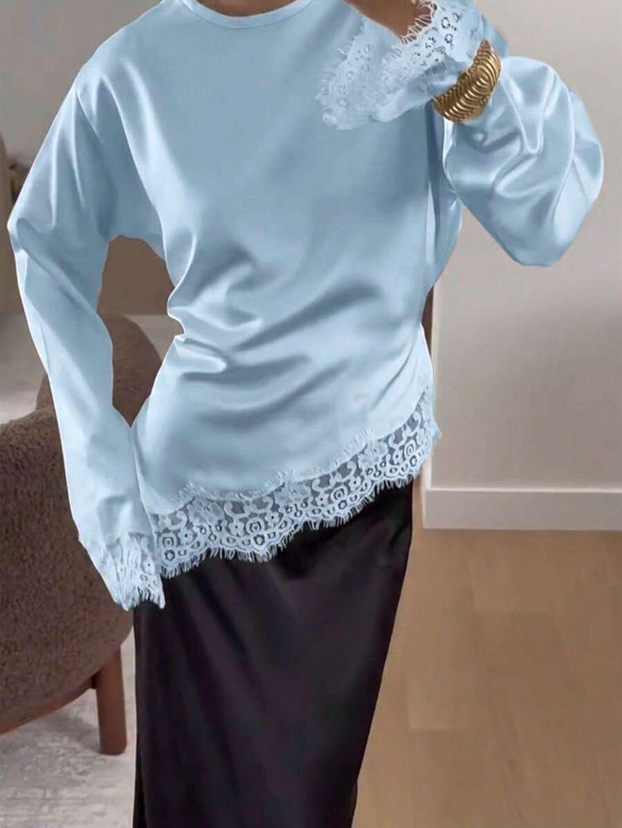 niebieska satynowa bluzka 