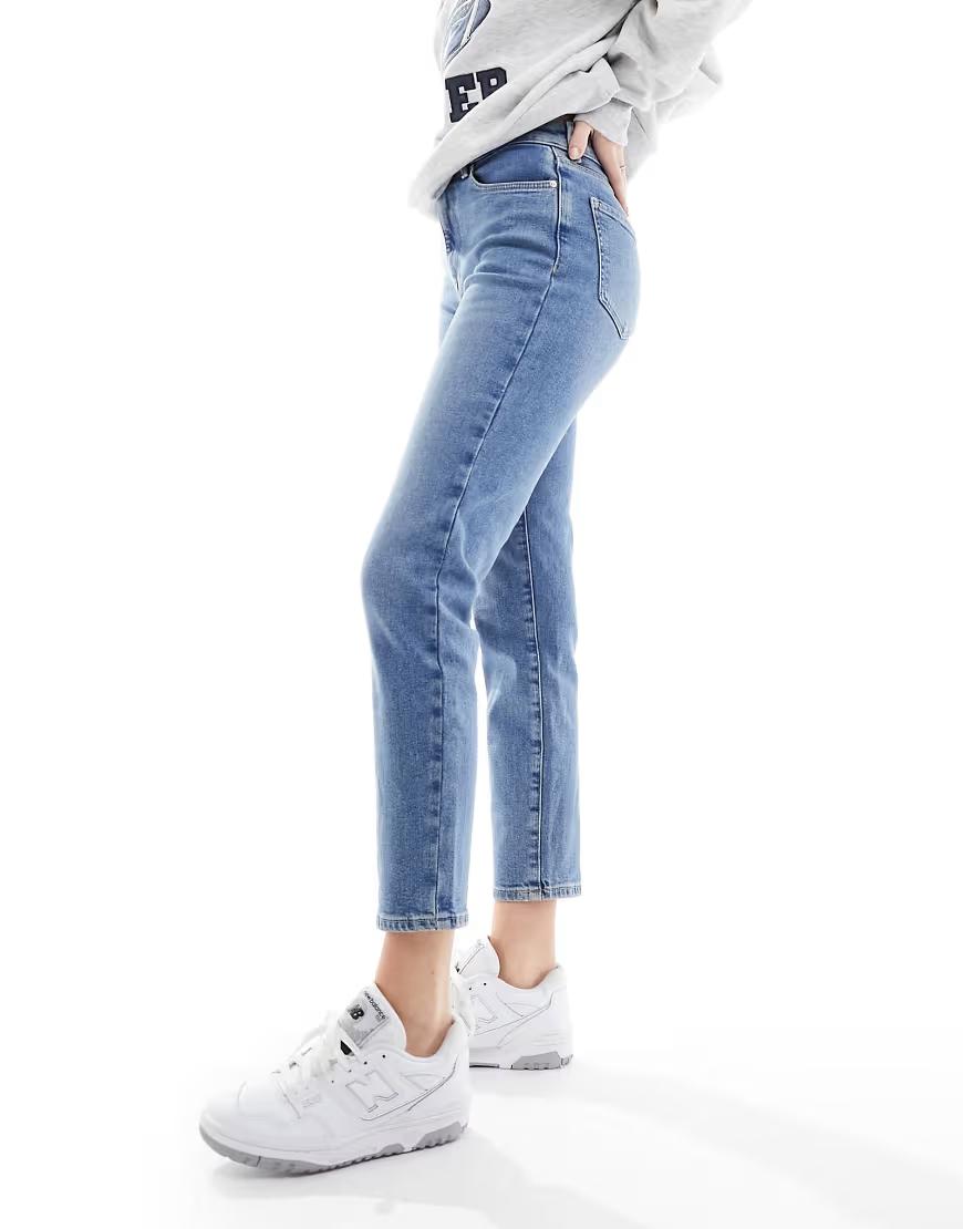 niebieskie spodnie jeans kieszenie