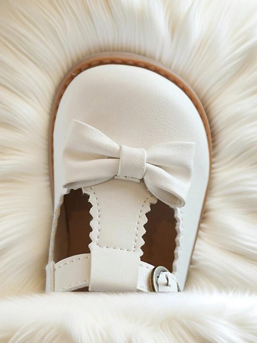 kremowe buty kokardka