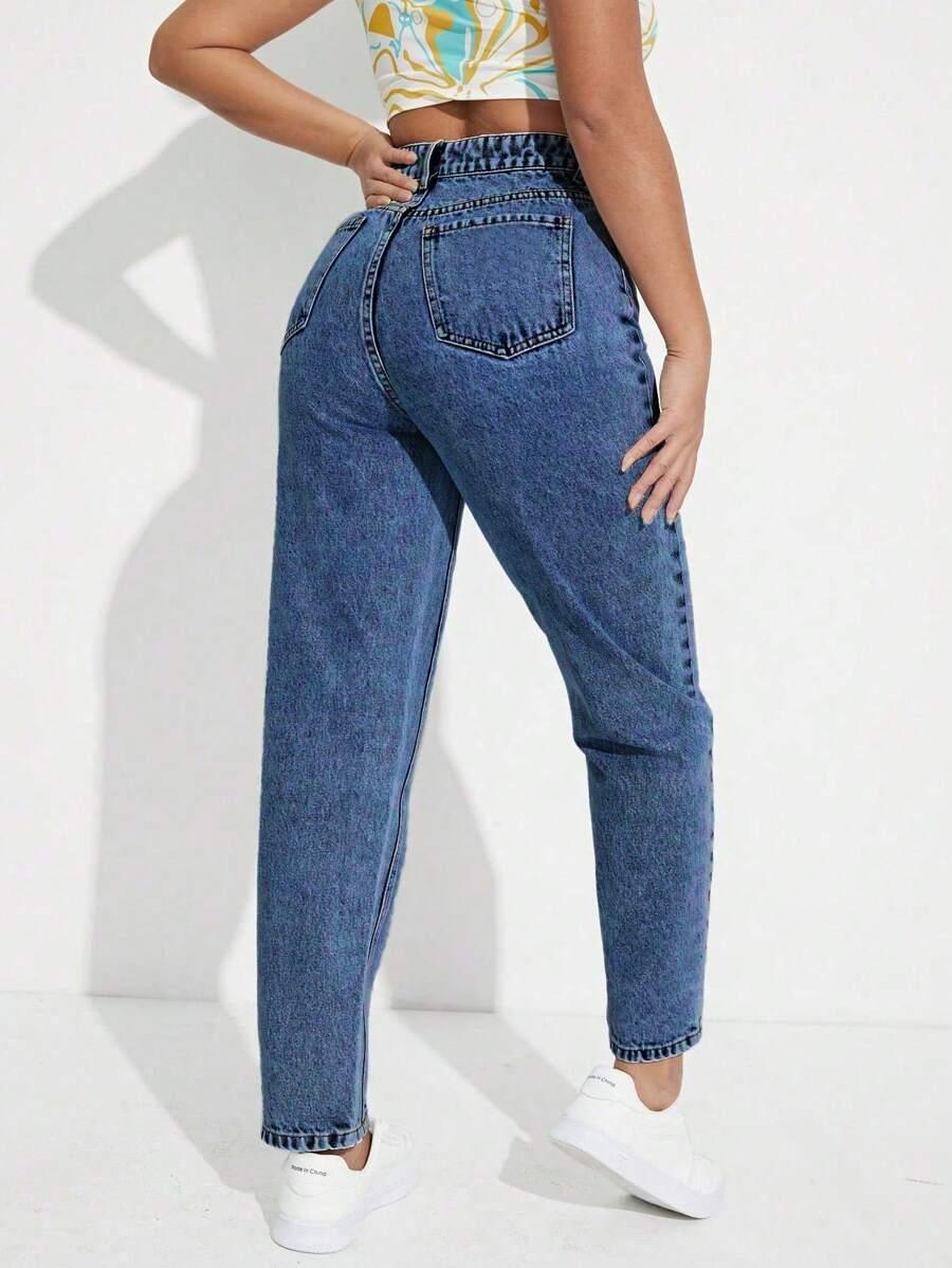 niebieskie spodnie jeans