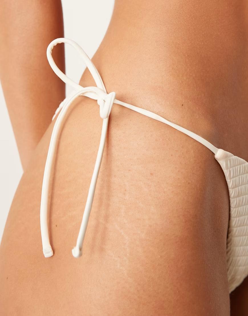 KREMOWY DÓŁ OD BIKINI TEKSTURA