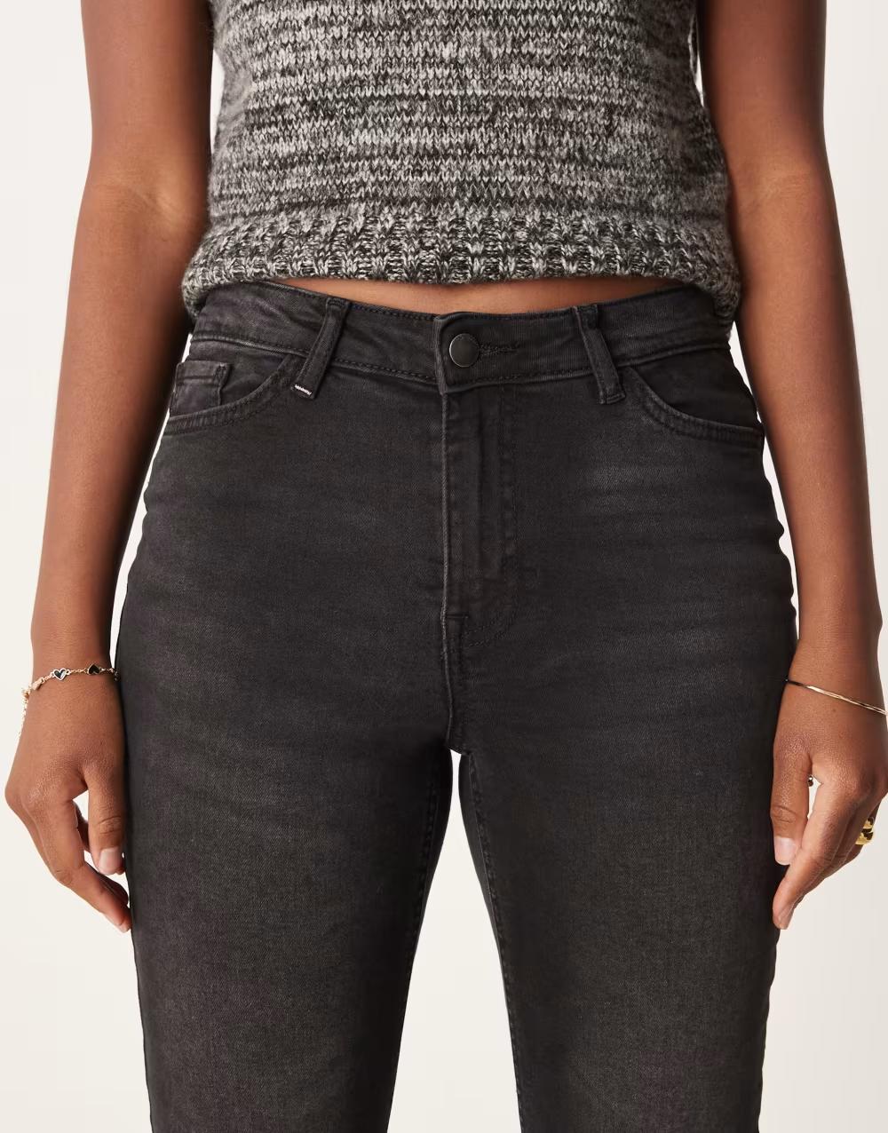 CZARNE SPODNIE RURKI JEANS KIESZENIE